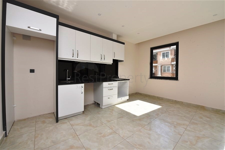 موقع مركزي - شقة 1+1 - واسعة نسبيا -  في مركز الانيا 