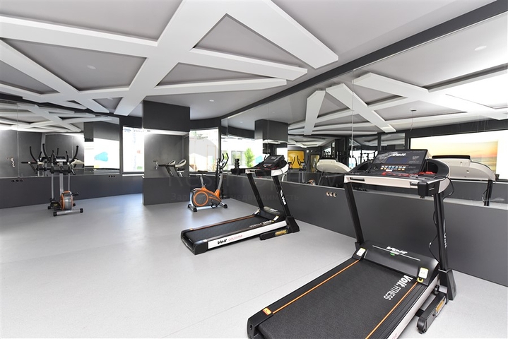 موقع مركزي - شقة 1+1 - واسعة نسبيا -  في مركز الانيا 