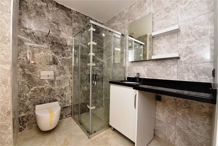 موقع مركزي - شقة 1+1 - واسعة نسبيا -  في مركز الانيا 