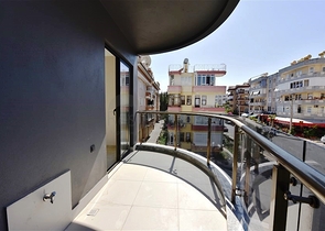 موقع مركزي - شقة 1+1 - واسعة نسبيا -  في مركز الانيا 