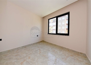 موقع مركزي - شقة 1+1 - واسعة نسبيا -  في مركز الانيا 