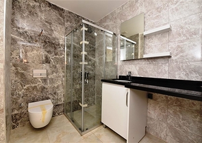 موقع مركزي - شقة 1+1 - واسعة نسبيا -  في مركز الانيا 