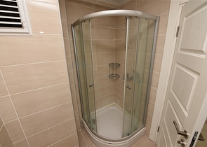 شقة 1+1 غرفة وصالة - في مجمع يضم كافة الخدمات -في مهموتلار / الانيا 