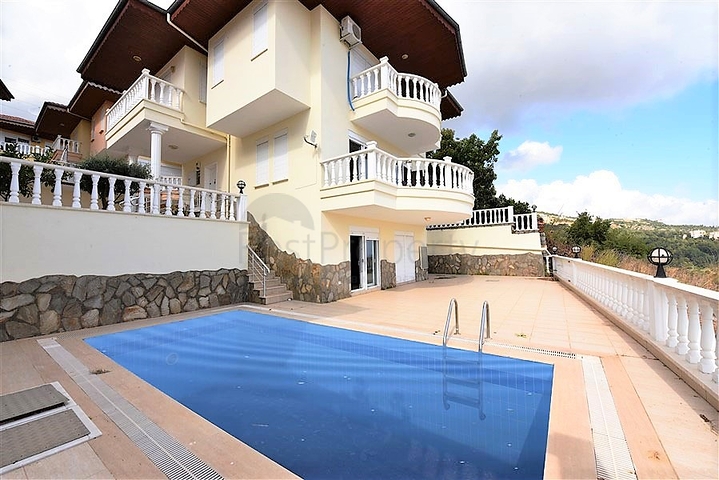 اطلالة بحر وقلعة -فيلا مستقلة مع مسبح خاص - في مركز الانيا