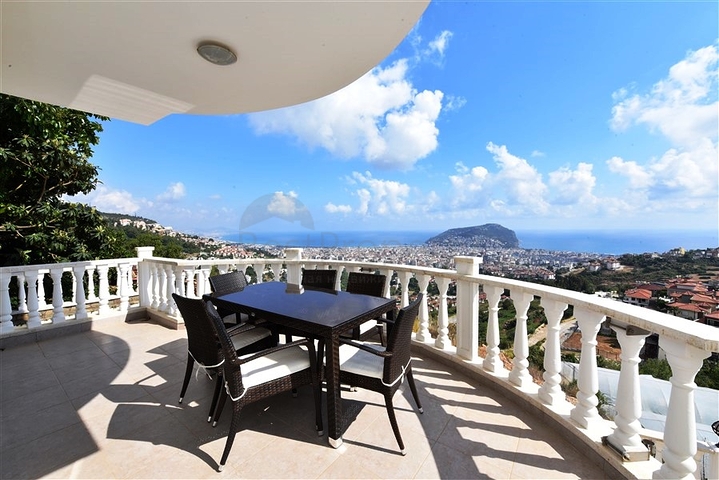 اطلالة بحر وقلعة -فيلا مستقلة مع مسبح خاص - في مركز الانيا