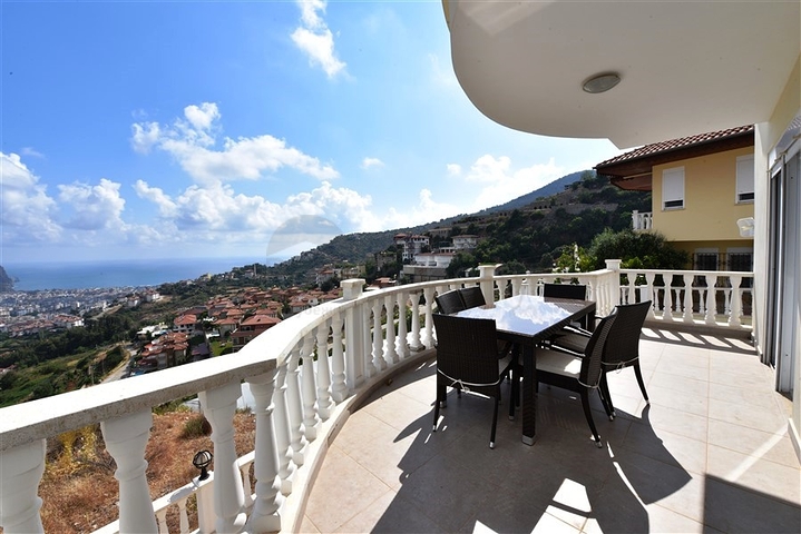 اطلالة بحر وقلعة -فيلا مستقلة مع مسبح خاص - في مركز الانيا