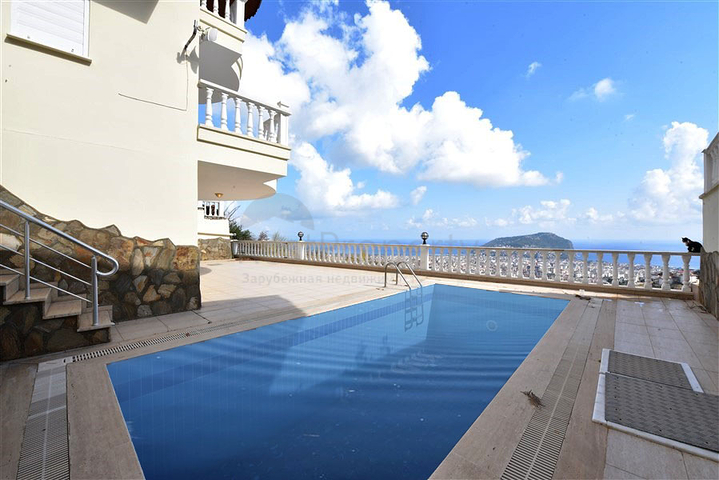 اطلالة بحر وقلعة -فيلا مستقلة مع مسبح خاص - في مركز الانيا