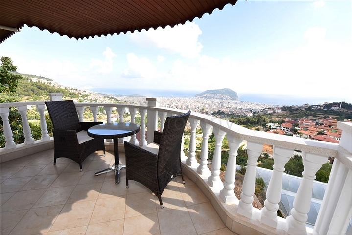 اطلالة بحر وقلعة -فيلا مستقلة مع مسبح خاص - في مركز الانيا