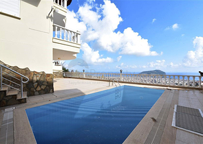 اطلالة بحر وقلعة -فيلا مستقلة مع مسبح خاص - في مركز الانيا