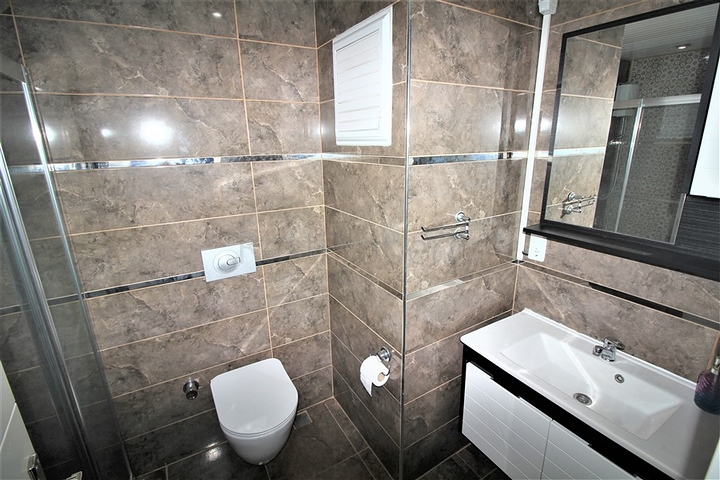 موقع مركزي -شقة غرفة وصالة -قريبة من شاطئ كليوباترا /الانيا 