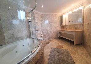 اطلالة بحر وقلعة -شقة فاخرة - تصميم 2 غرفة وصالة -في جيكجلي / الانيا 