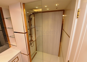 اطلالة بحر -شقة 2 غرفة وصالة -ضمن مجمع بخدمات 5 نجوم -في مركز الانيا 