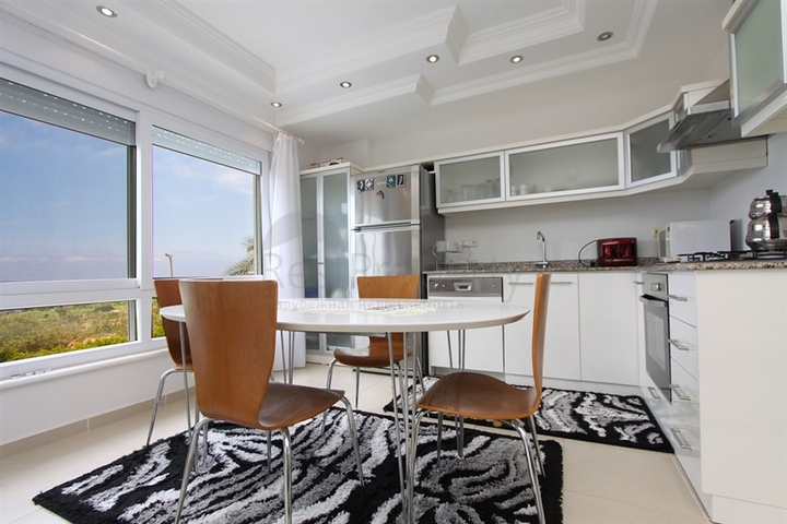 اطلالة ساحرة على شاطئ كليوباترا - شقة 2 غرفة وصالة ضمن مجمع انيق -في مركز الانيا 