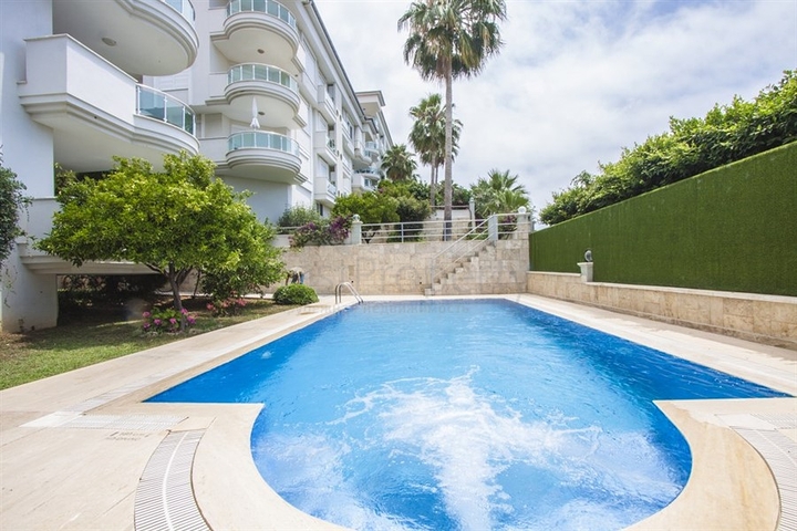 اطلالة ساحرة على شاطئ كليوباترا - شقة 2 غرفة وصالة ضمن مجمع انيق -في مركز الانيا 