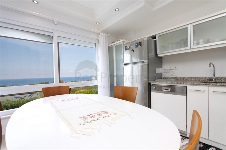 اطلالة ساحرة على شاطئ كليوباترا - شقة 2 غرفة وصالة ضمن مجمع انيق -في مركز الانيا 