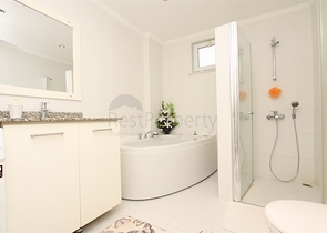 اطلالة ساحرة على شاطئ كليوباترا - شقة 2 غرفة وصالة ضمن مجمع انيق -في مركز الانيا 