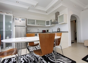 اطلالة ساحرة على شاطئ كليوباترا - شقة 2 غرفة وصالة ضمن مجمع انيق -في مركز الانيا 