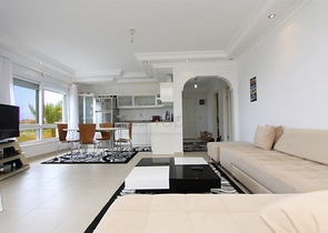 اطلالة ساحرة على شاطئ كليوباترا - شقة 2 غرفة وصالة ضمن مجمع انيق -في مركز الانيا 