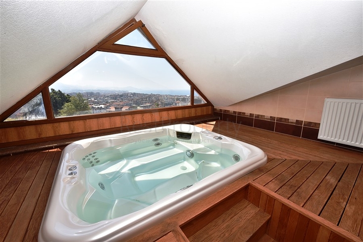 مناسبة للجنسية التركية -دوبلكس اطلالة بحر وقلعة -في مركز الانيا 