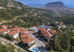 اطلالة بحر وقلعة -فلل فاخرة في مركز الانيا 