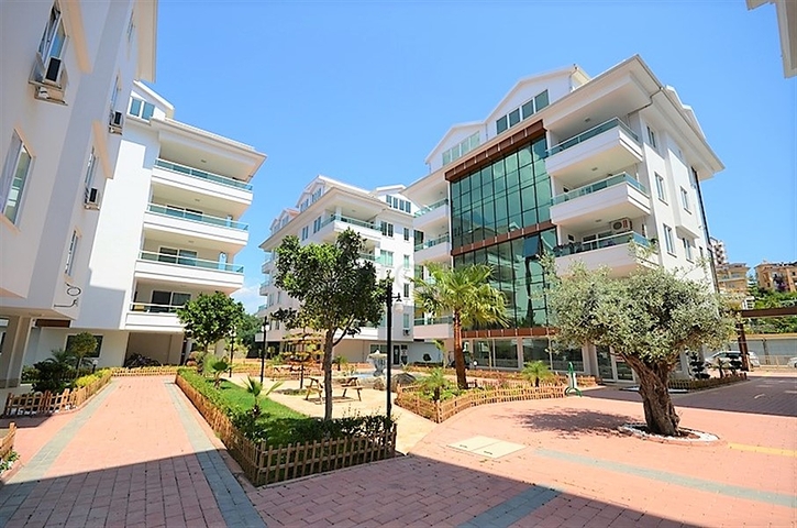 دوبلكس 3 غرف وصالة -ضمن مجمع عائلي في منطقة كاستل / الانيا 