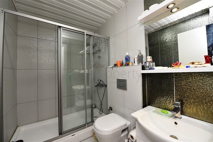 دوبلكس 3 غرف وصالة -ضمن مجمع عائلي في منطقة كاستل / الانيا 