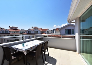 دوبلكس 3 غرف وصالة -ضمن مجمع عائلي في منطقة كاستل / الانيا 