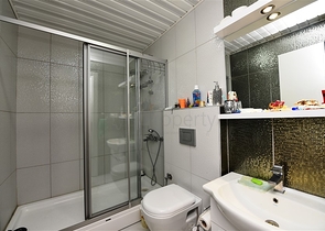 دوبلكس 3 غرف وصالة -ضمن مجمع عائلي في منطقة كاستل / الانيا 