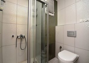 دوبلكس 3 غرف وصالة -ضمن مجمع عائلي في منطقة كاستل / الانيا 