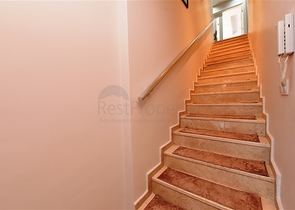 دوبلكس 3 غرف وصالة -ضمن مجمع عائلي في منطقة كاستل / الانيا 