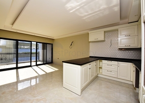 اطلالة بحر - مجمع فاخر - شقة 2 غرفة وصالة - جديدة - في كارجي جاك / الانيا 