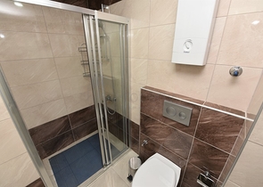 مجمع يضم كافة الخدمات -شقة غرفة وصالة -مؤثثة -في افسلار / الانيا 