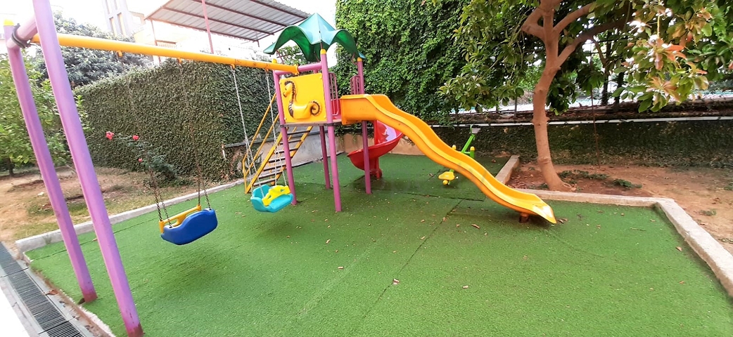 قريبة من البحر والخدمات -شقة مفروشة من تصميم 1+1 - في مهموتلار / الانيا 