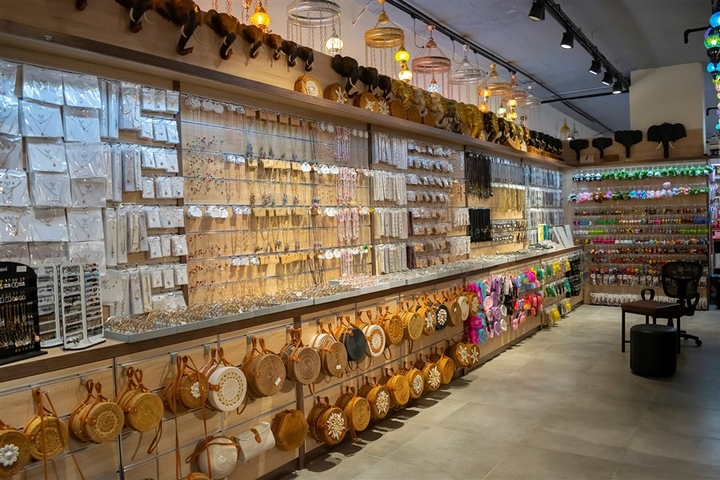 استثمر اموالك بشراء محل ضمن مول تجاري -في الانيا 