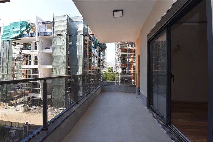 شقة عائلية - 4 غرف وصالة -مجمع انيق - في اوبا / الانيا 