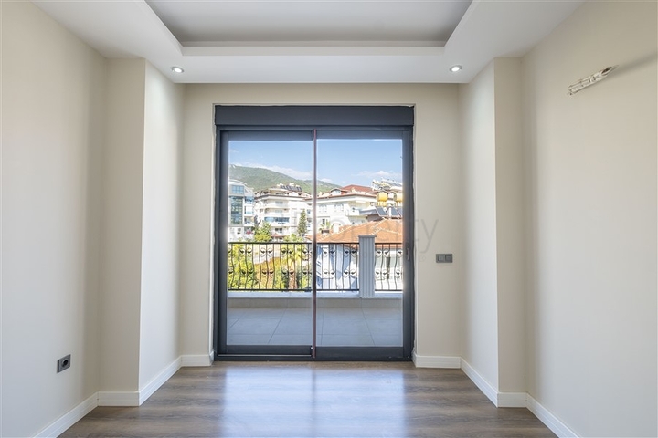 موقع مركزي - مجمع عائلي - شقق في مركز الانيا 