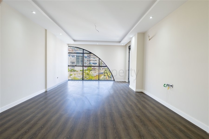 موقع مركزي - مجمع عائلي - شقق في مركز الانيا 