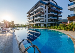 شقة فاخرة للبيع في الانيا - مجمع 5 نجوم- في منطقة اوبا المركزية 