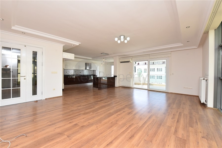 شقة عائلية واسعة - تصميم 1+4 - ضمن مجمع فاخر - في اوبا / الانيا 