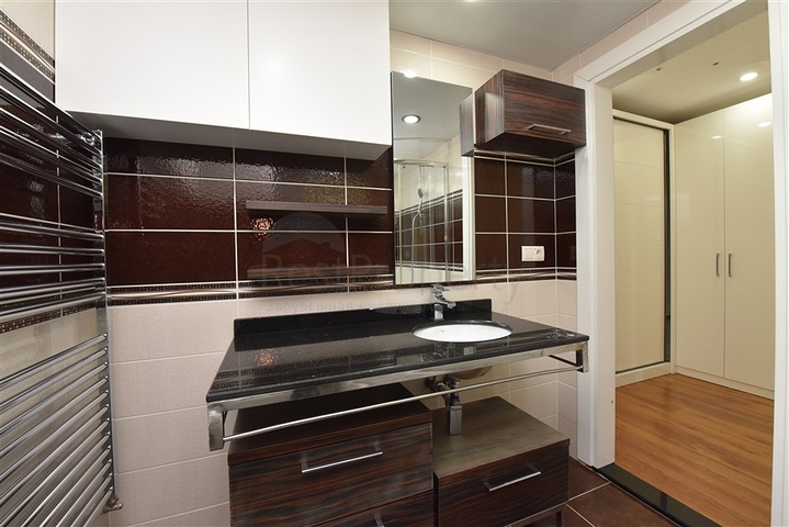 شقة عائلية واسعة - تصميم 1+4 - ضمن مجمع فاخر - في اوبا / الانيا 