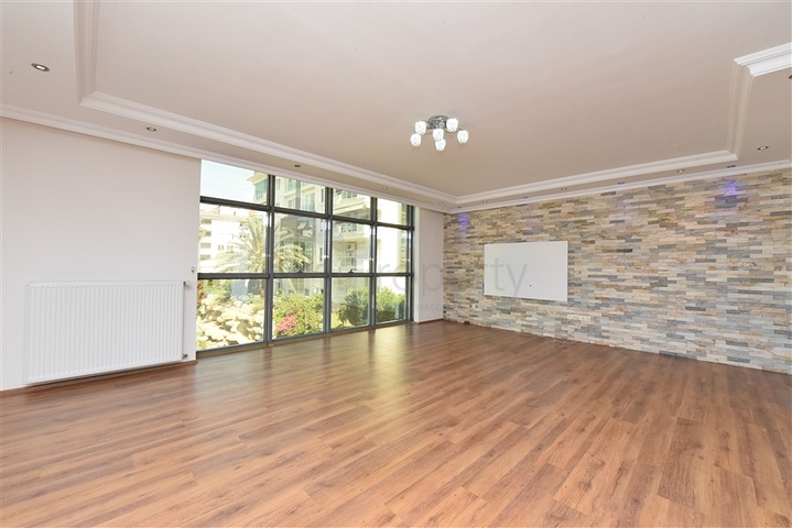 شقة عائلية واسعة - تصميم 1+4 - ضمن مجمع فاخر - في اوبا / الانيا 