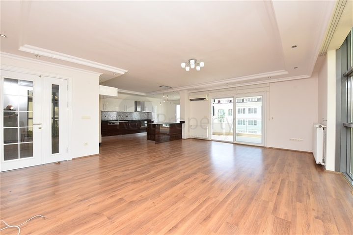 شقة عائلية واسعة - تصميم 1+4 - ضمن مجمع فاخر - في اوبا / الانيا 