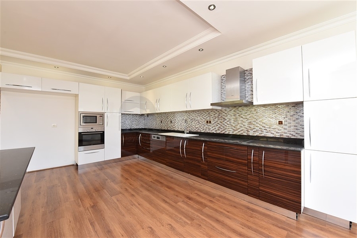 شقة عائلية واسعة - تصميم 1+4 - ضمن مجمع فاخر - في اوبا / الانيا 