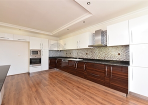 شقة عائلية واسعة - تصميم 1+4 - ضمن مجمع فاخر - في اوبا / الانيا 