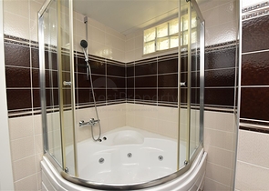 شقة عائلية واسعة - تصميم 1+4 - ضمن مجمع فاخر - في اوبا / الانيا 