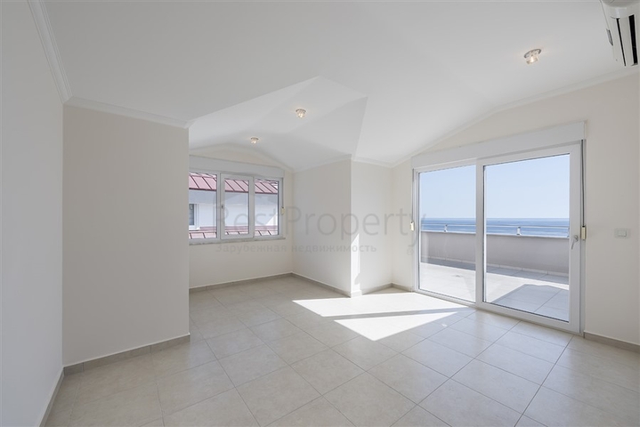 على البحر مباشرة -دوبلكس 4 غرف وصالة -في كاستل / الانيا 