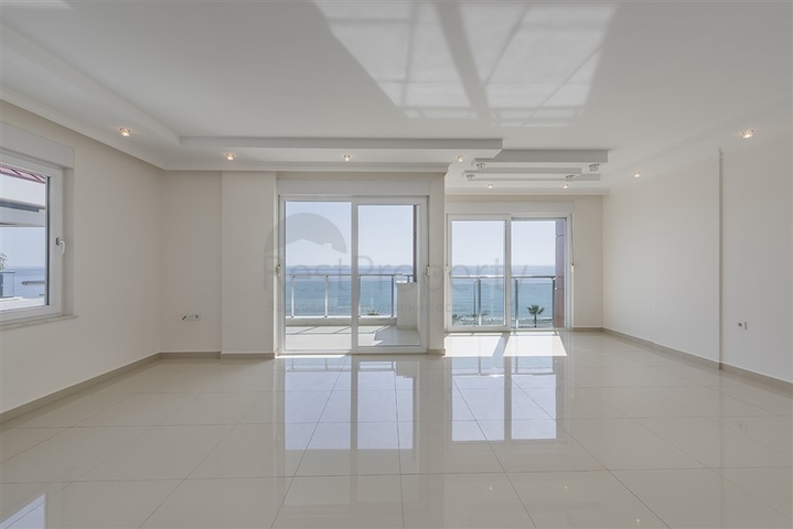 على البحر مباشرة -دوبلكس 4 غرف وصالة -في كاستل / الانيا 