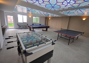 مجمع يضم كافة الخدمات - شقة غرفة وصالة -في مهموتلار / الانيا 