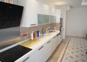 قريبة من شاطئ كليوباترا -دوبلكس 3 غرف وصالة -فاخرة -في مركز الانيا 