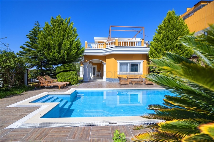 اطلالة بحر وقلعة - فيلا مستقلة 4 غرف وصالة -مسبح خاص -في مركز الانيا 